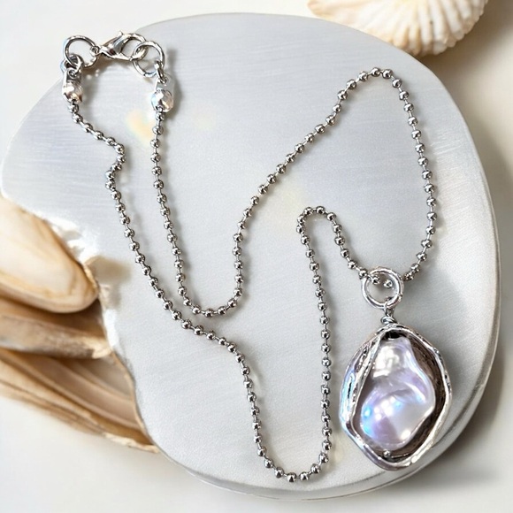 Silver toned Minimalist Necklace with an Iridescent Charm Baroque faux pearl - Picture 11 of 16